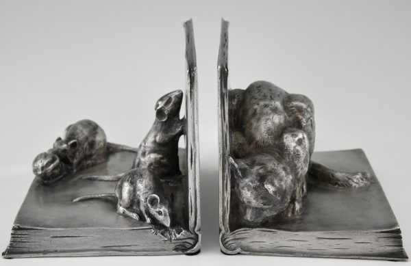 Art Deco bronze bookends, cat and mice on books.