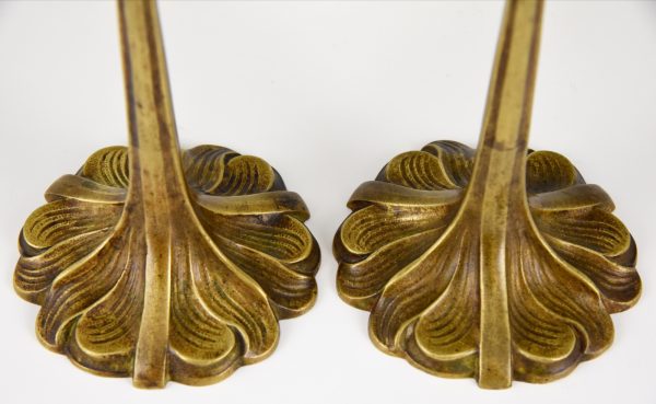 Art Nouveau paire de bougeoirs en bronze