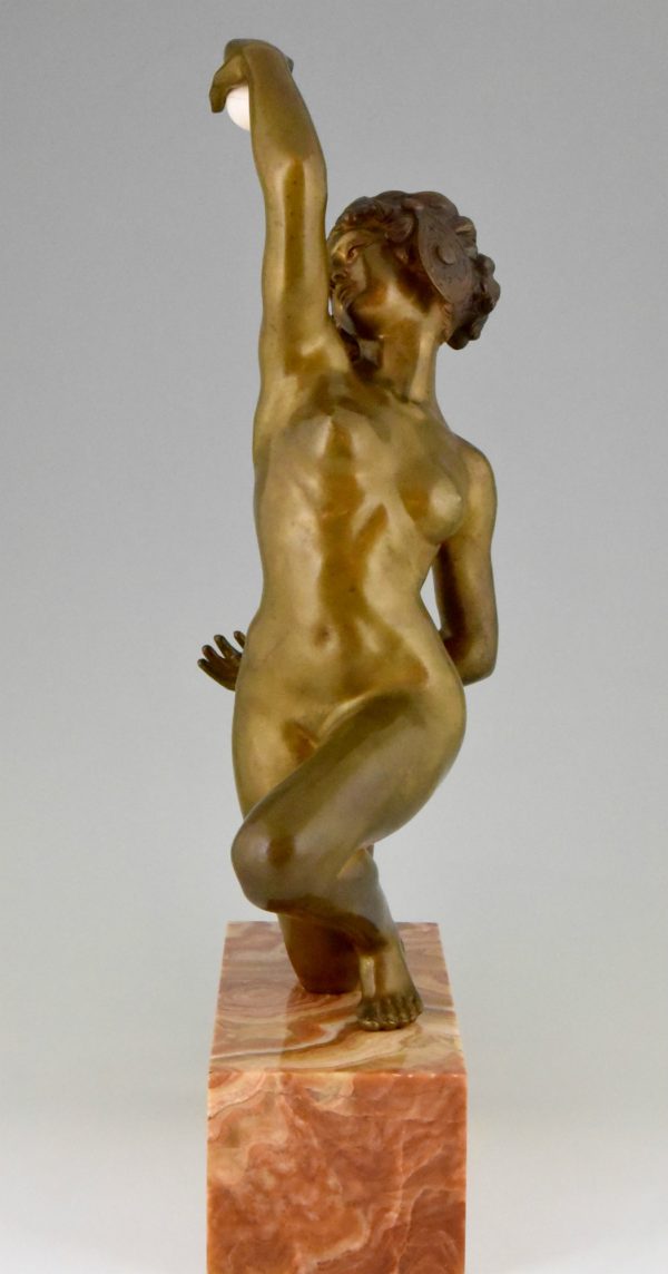 Art Deco Bronze Skulptur Tänzerin Akt mit Kugel