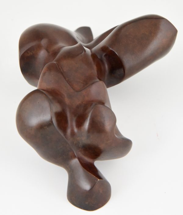 Sculpture moderne en bronze d’une femme.