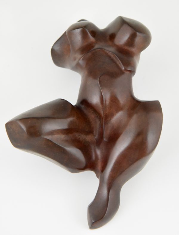 Sculpture moderne en bronze d’une femme.