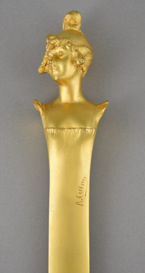 Art Nouveau bronze doré coupe papier avec femme