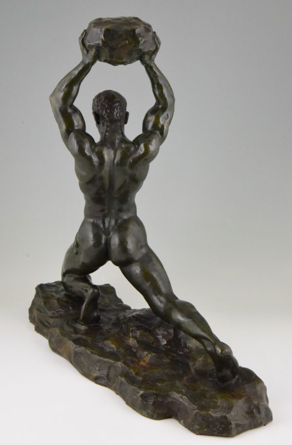 Art Deco Bronze Skulptur Mann mit Stein.