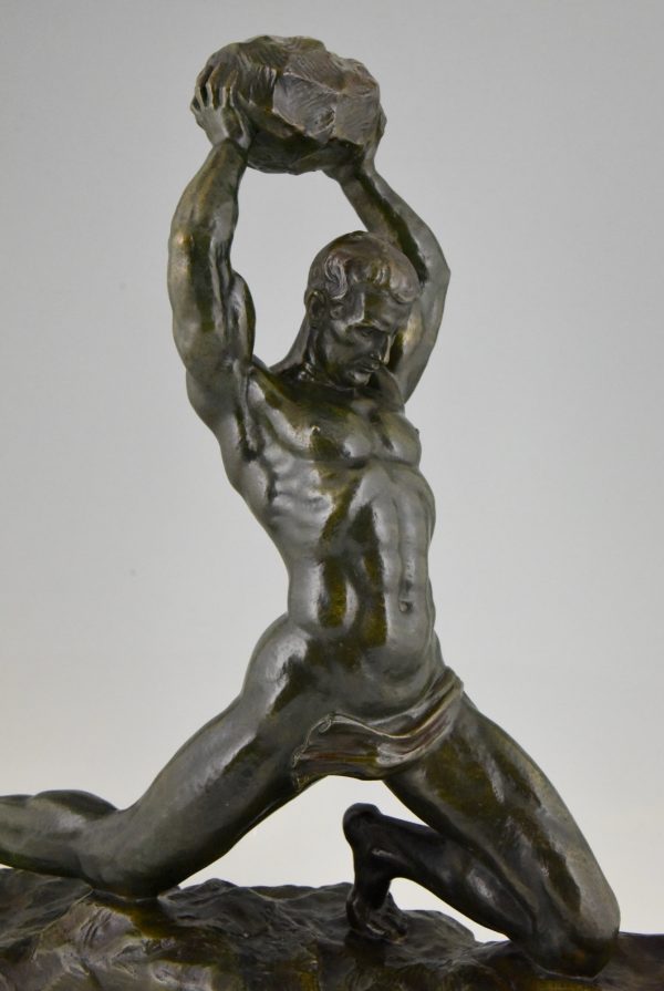 Art Deco bronze beeld man met steen.