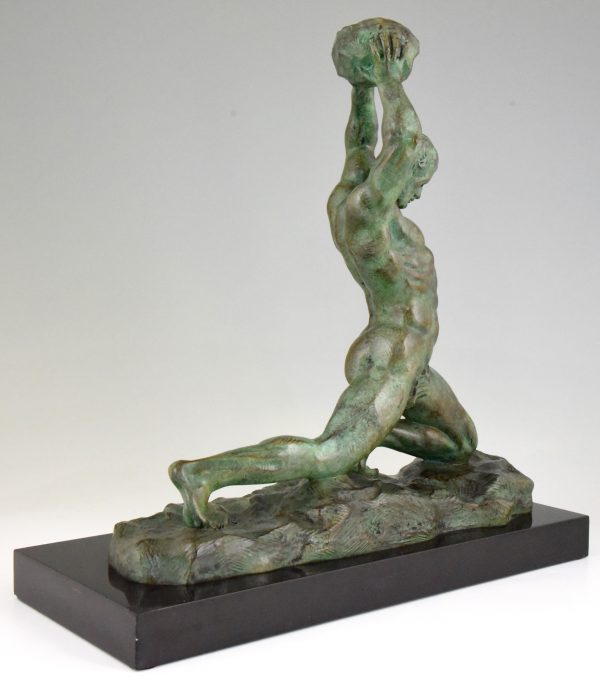 Art Deco sculpture en bronze homme nu avec pierre