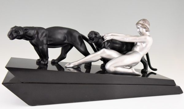 Art Deco Skulptur Frauenakt mit zwei Panther