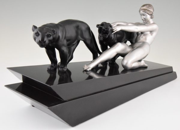 Art Deco Skulptur Frauenakt mit zwei Panther