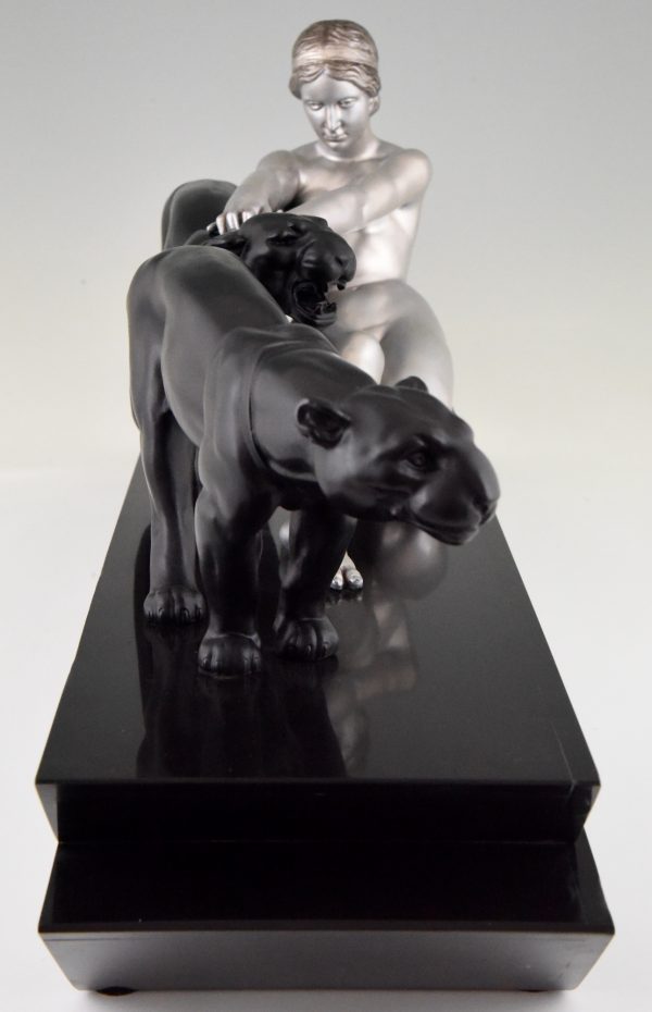 Sculpture Art Deco femme nue avec deux panthères