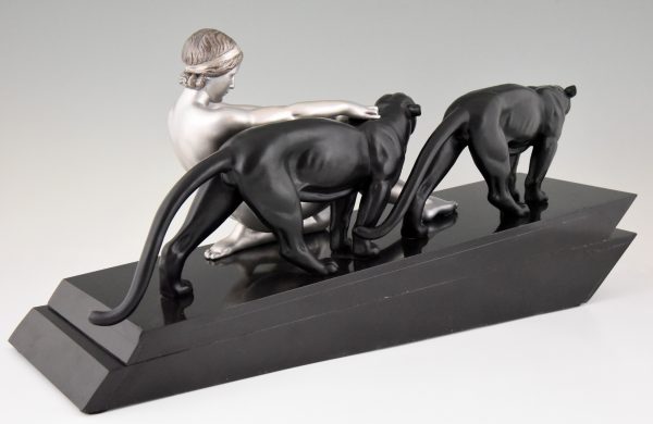 Art Deco Skulptur Frauenakt mit zwei Panther