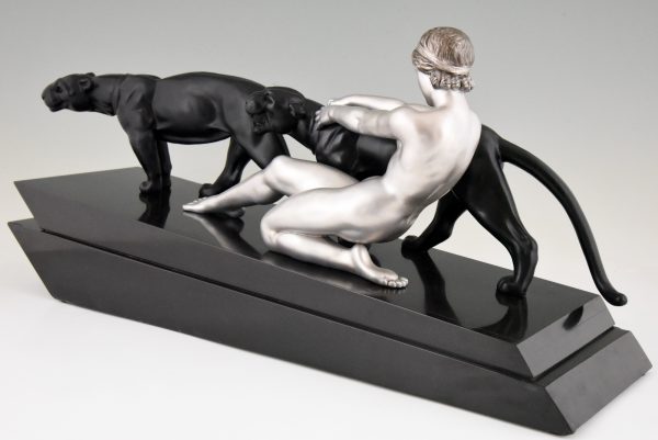 Sculpture Art Deco femme nue avec deux panthères