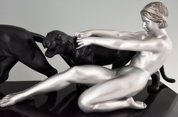 Sculpture Art Deco femme nue avec deux panthères