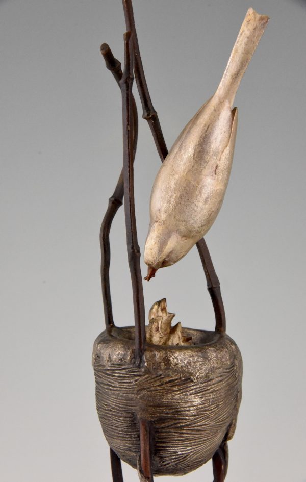 Art Deco bronzen sculptuur vogel op nest