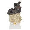 Sculpture femme nue sur un rocher