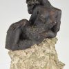 Sculpture femme nue sur un rocher