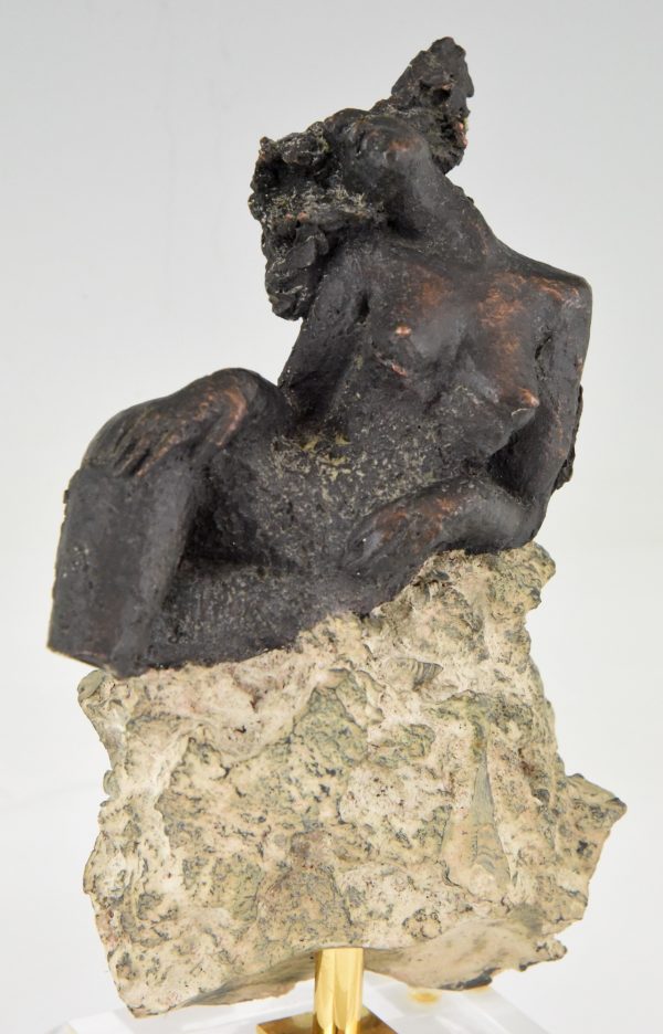 Sculpture femme nue sur un rocher