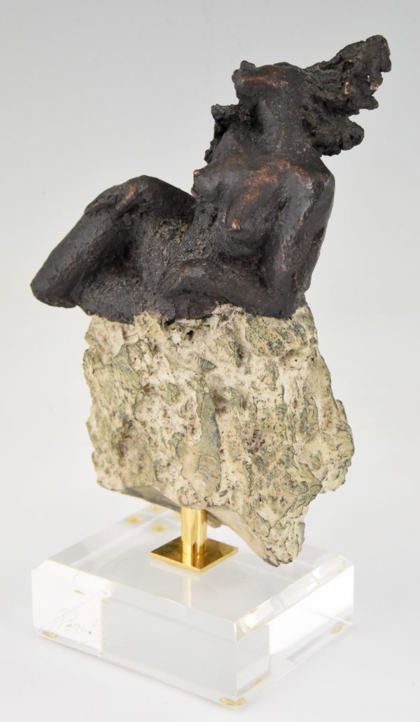 Sculpture femme nue sur un rocher