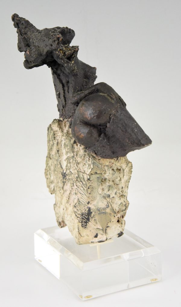 Sculptuur vrouw op een rots