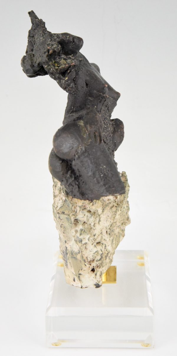 Sculpture femme nue sur un rocher