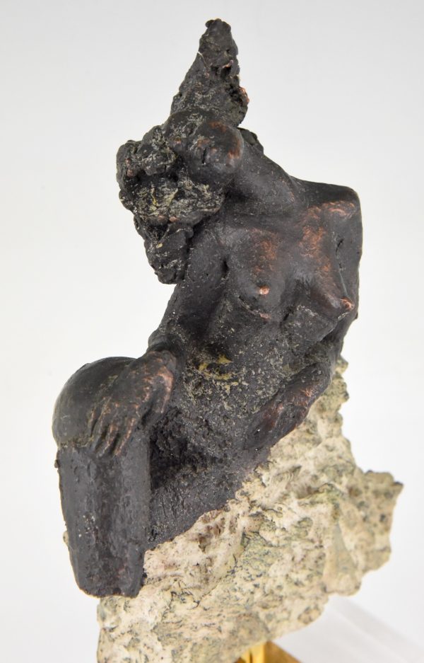 Sculpture femme nue sur un rocher