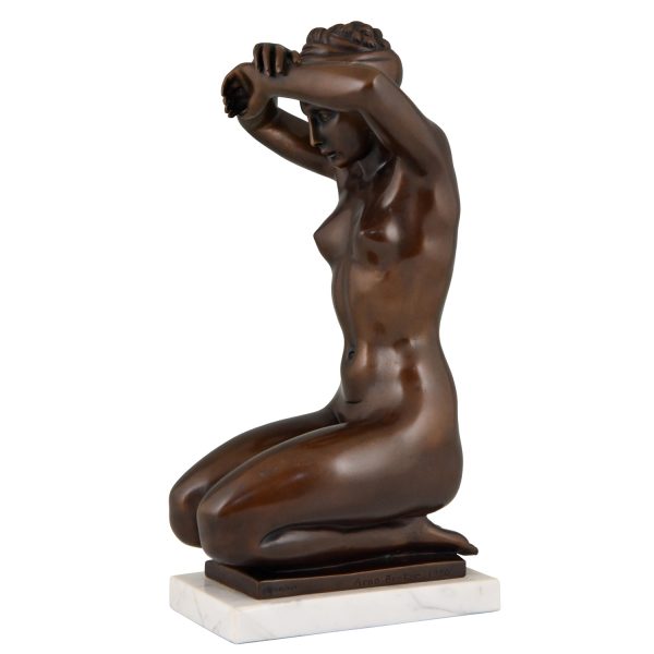 Bronzen beeld naakte vrouw genknield “Die Sinnende”