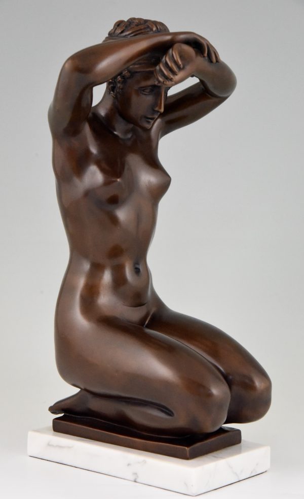 Sculpture en bronze femme nue agenouillée