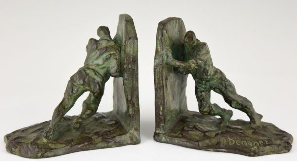 Art Deco bronzen boekensteunen duwende mannen