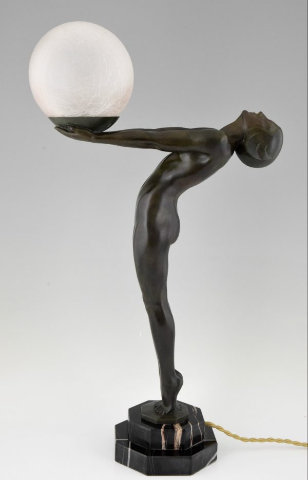 Art Deco Lampe Frauenakt mit Ball H. 66 cm / 26 inch.