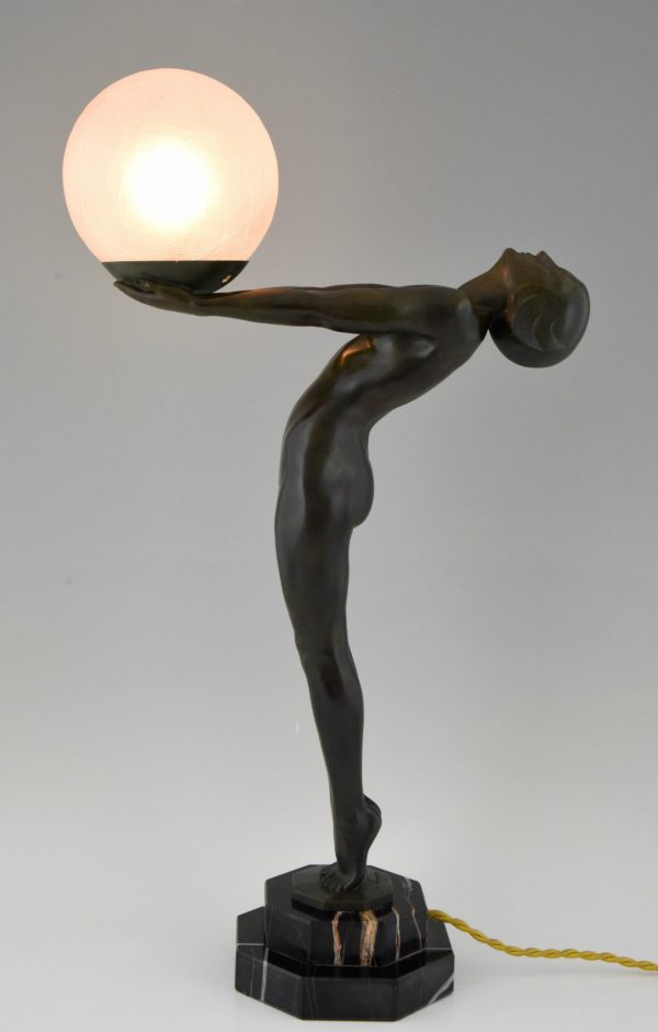 Lampe Art Deco femme nue a la balle H. 66 cm / 26 inch.