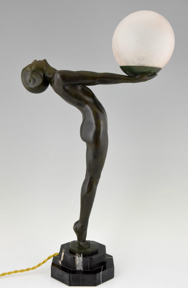 Art Deco Lampe Frauenakt mit Ball H. 66 cm / 26 inch.