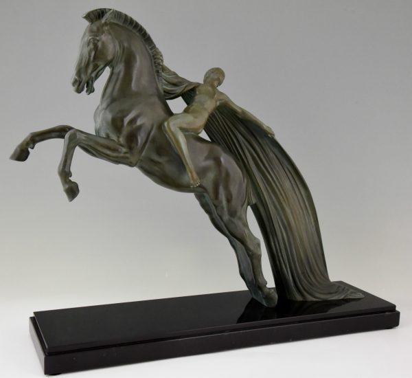 Art Deco beeld naakte vrouw te paard