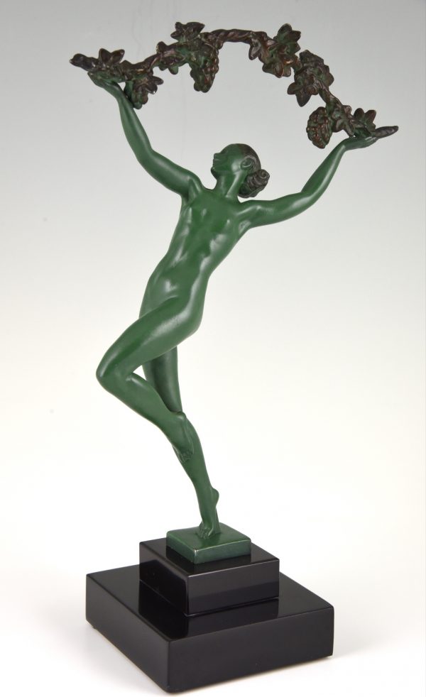 Art Deco sculpture femme nue avec branche de vigne.