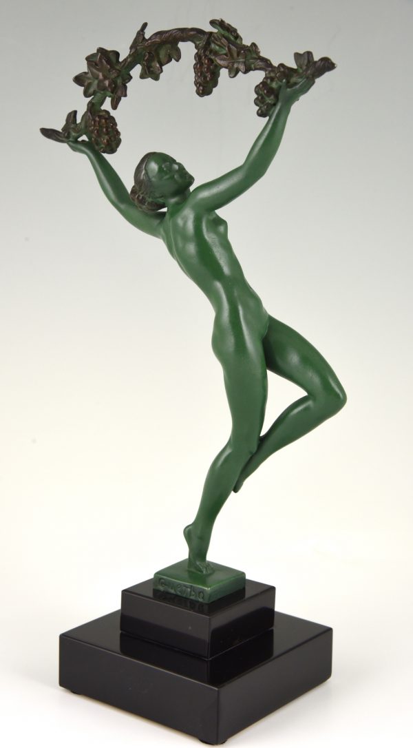 Art Deco sculpture femme nue avec branche de vigne.