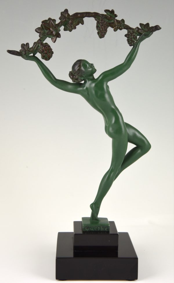 Art Deco sculpture femme nue avec branche de vigne.