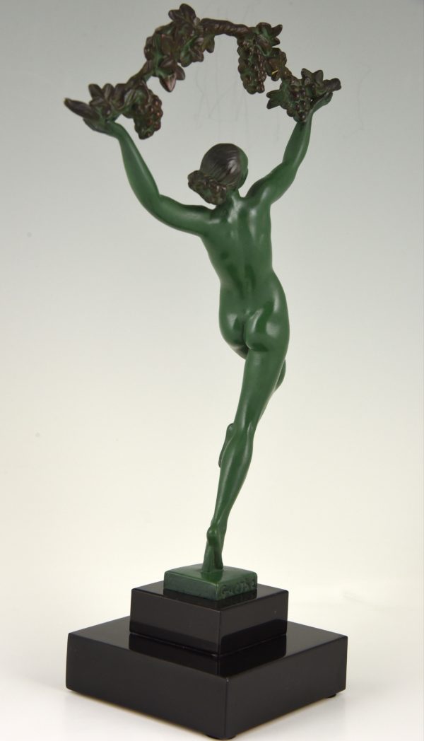 Art Deco sculpture femme nue avec branche de vigne.