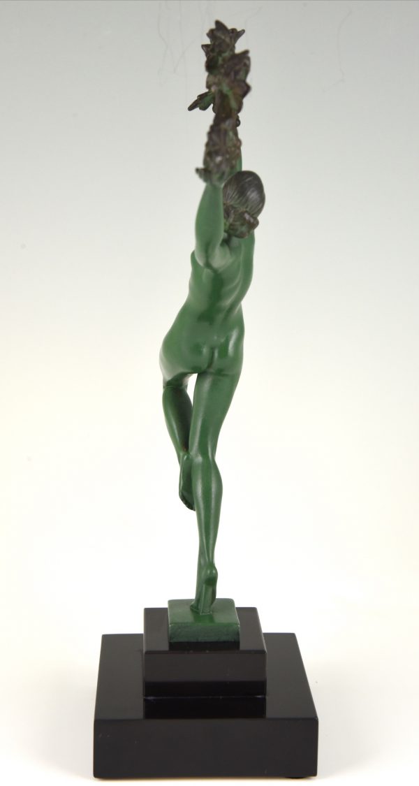 Art Deco sculpture femme nue avec branche de vigne.