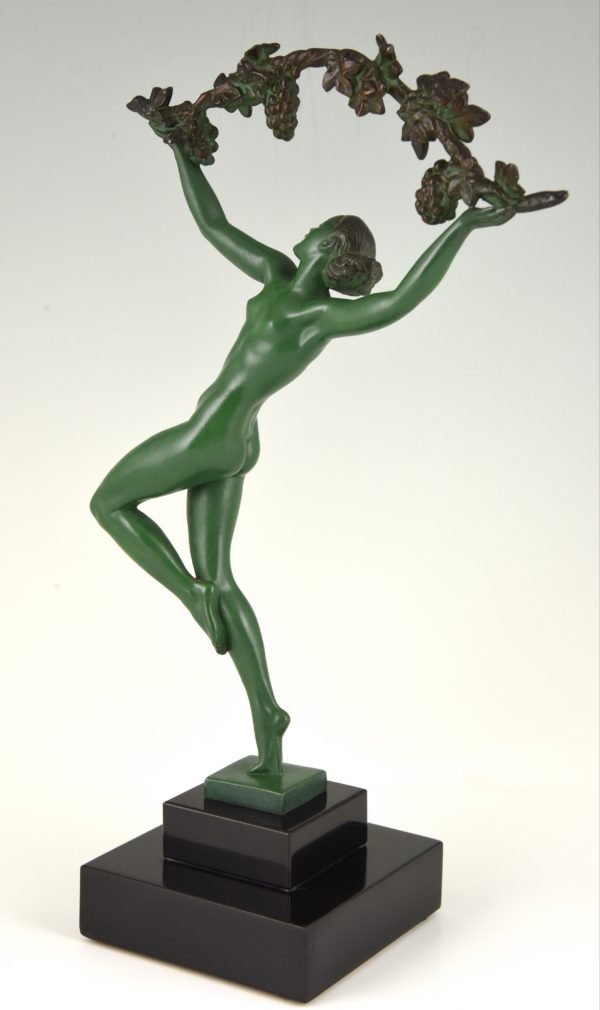 Art Deco sculpture femme nue avec branche de vigne.