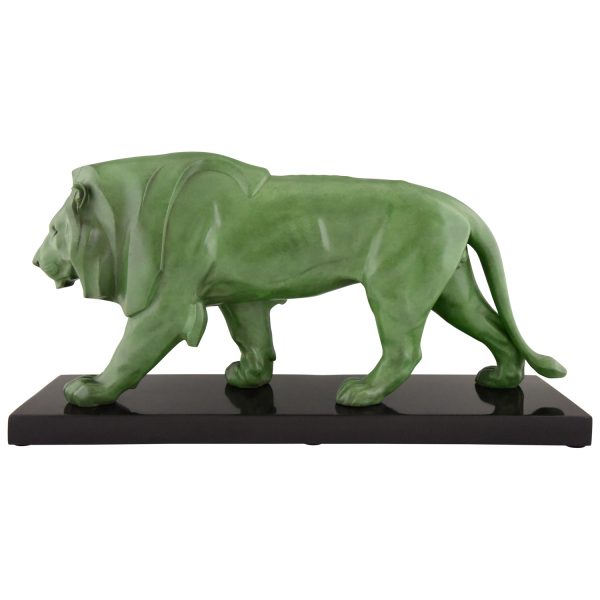 Sculpture Art Deco lion marchant.