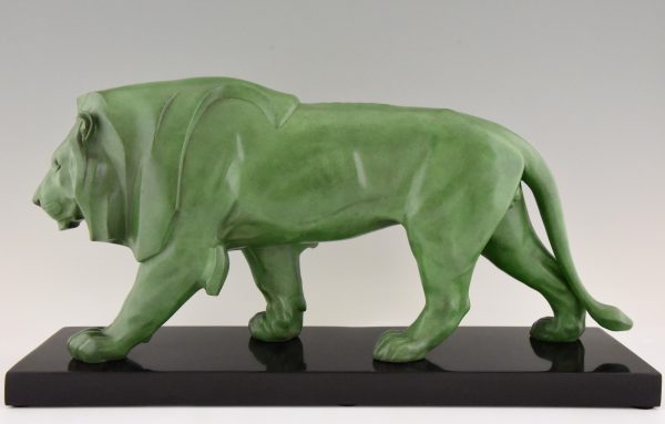 Sculpture Art Deco lion marchant.