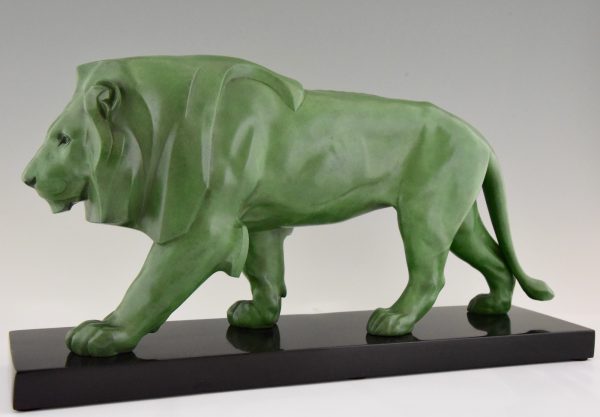 Sculpture Art Deco lion marchant.