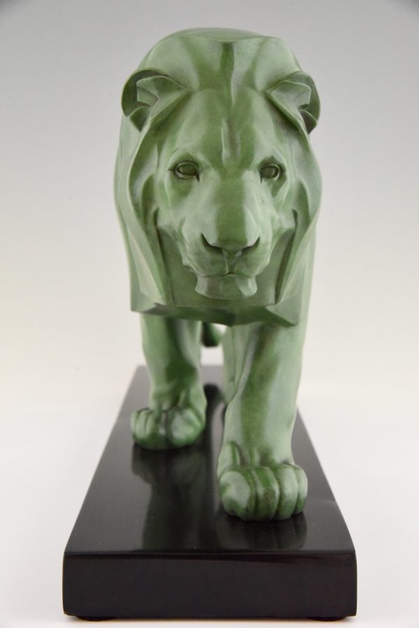 Sculpture Art Deco lion marchant.