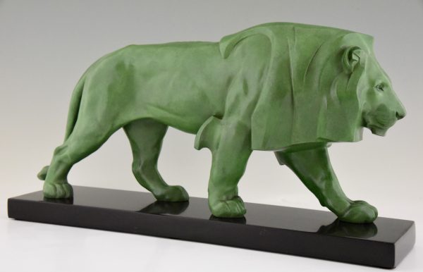 Sculpture Art Deco lion marchant.