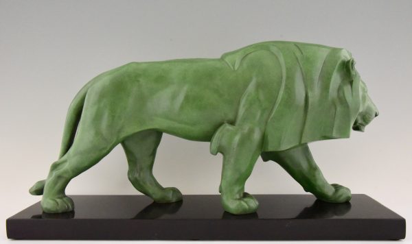 Sculpture Art Deco lion marchant.