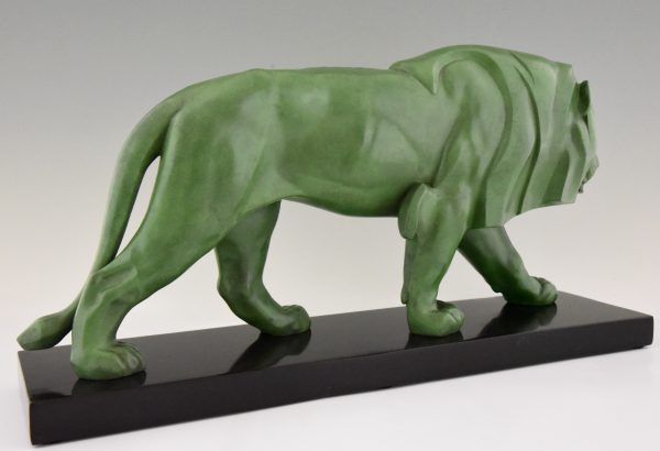 Sculpture Art Deco lion marchant.