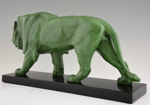 Sculpture Art Deco lion marchant.