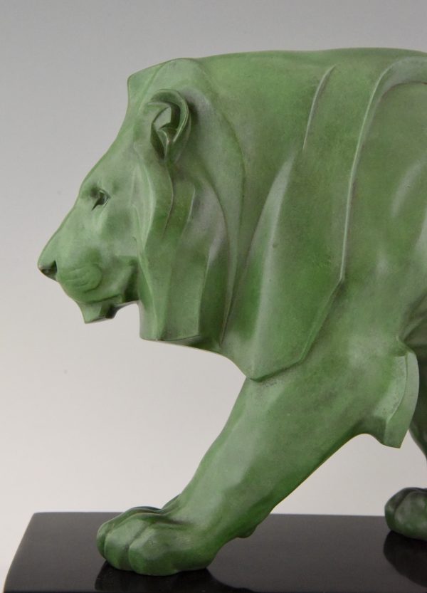 Sculpture Art Deco lion marchant.