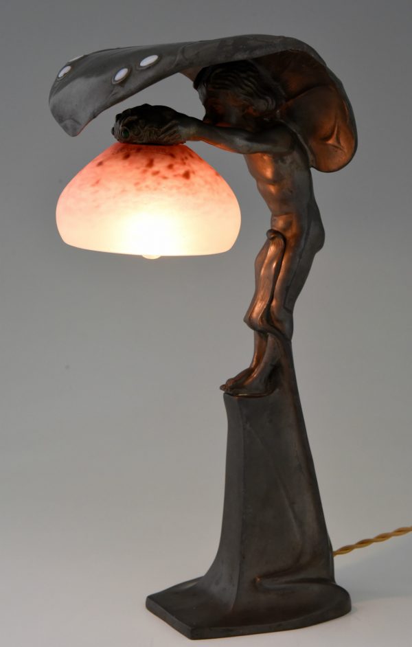Lampe Art Nouveau petit garçon sous une feuille.
