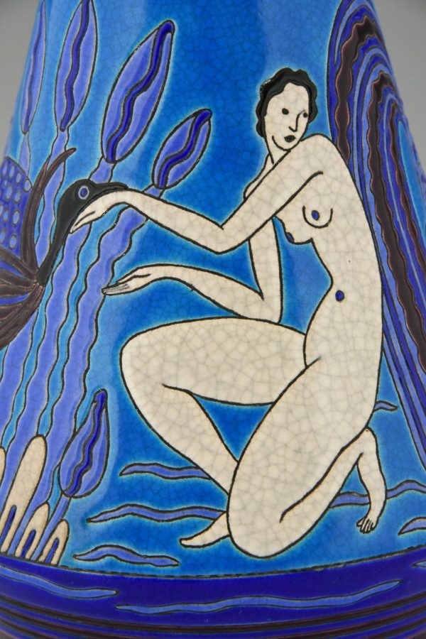 Art Deco vase en céramique avec baigneuses, oiseau et bouquetin