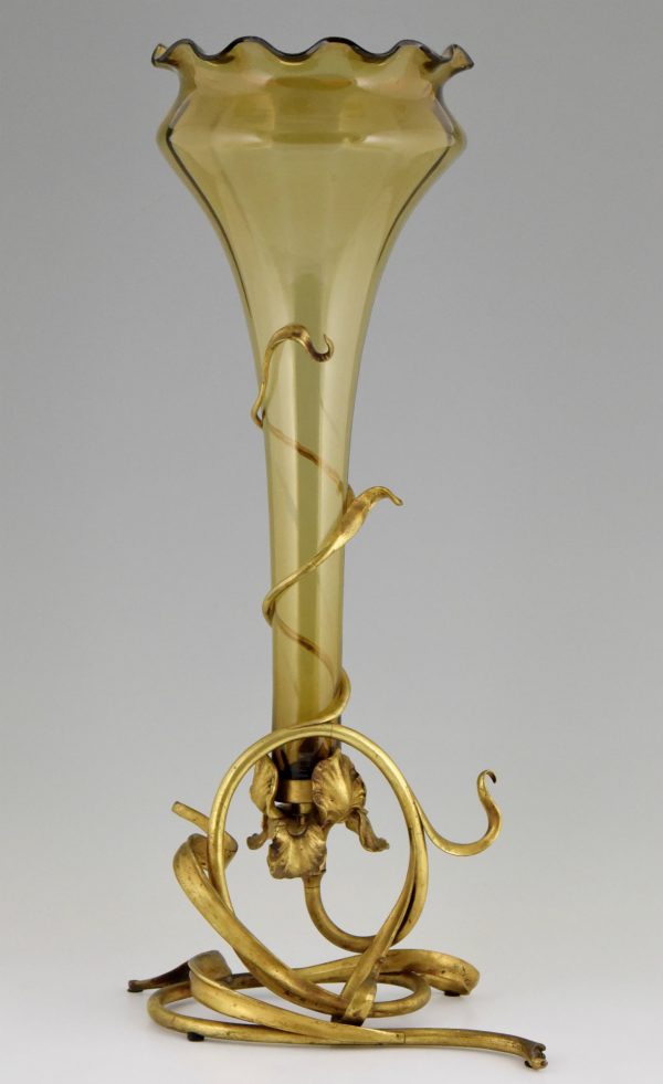 Vase Art Nouveau en bronze et verre, 71 cm.