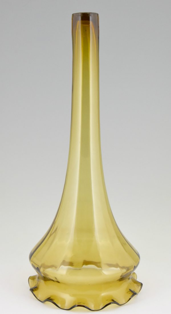Jugendstil Vase Glass und Bronze, 71 cm.