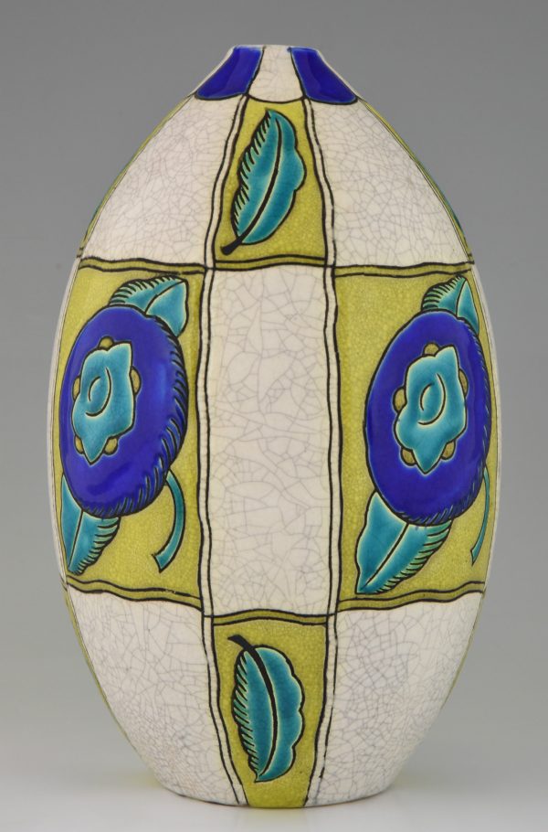 Art Deco Keramik Vase mit Blumen.